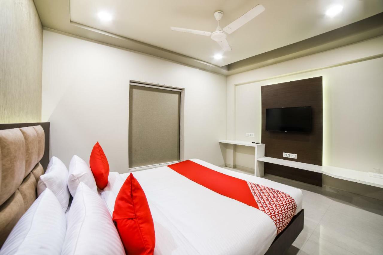 Capital O 41587 Hotel Airport Inn One Ахмедабад Экстерьер фото